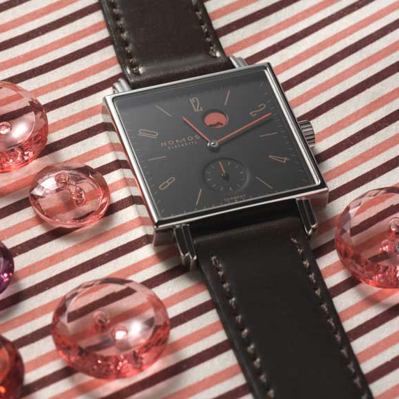 Tetra² Bärenfuß 29.5 × 29.5 mm: Stainless steel & Leather - 452 Nomos Tetra 452
